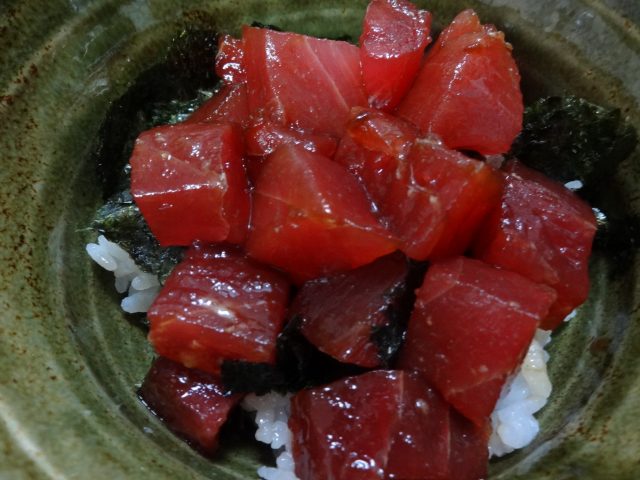 まぐろ丼は50度のお湯にくぐらせたホンマグロかメバチマグロと海苔をごはんにのせるだけでまぐろの栄養たっぷり