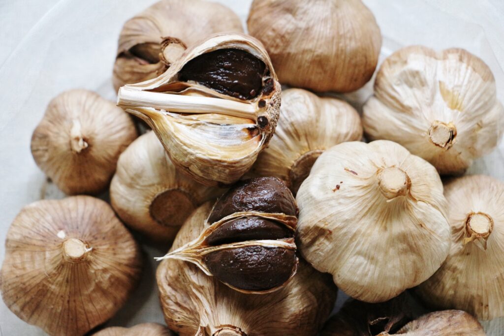 黒にんにく(新栄農場/大漁㈱むつ総合卸売市場)は生にんにくが熟成で熟成でメイラード反応から栄養価がより高くなる